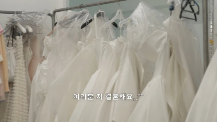 "여러분 저 결혼해요" 강민경, 이해리 이어 깜짝 발표? 순백 드레스 입은 근황