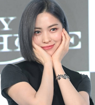 있지 류진, 단발 머리 매력, 길이를 줄일수록 더 또렷해지는 사람이 있다는 걸 다시 한번 보....