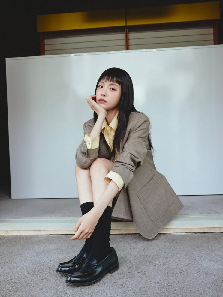  손나은, 상큼한 뱅 스타일과 함께한 올봄 워너비 스타일링