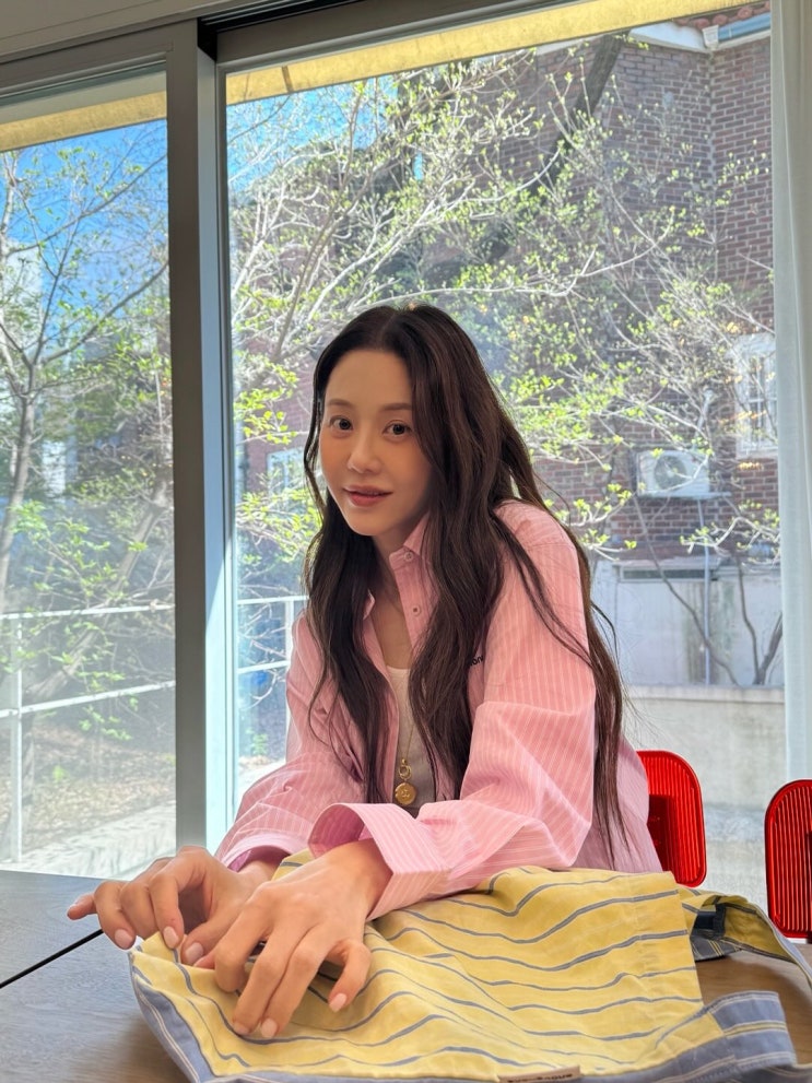  러블리한 핑크 셔츠 코디를 완성한 고현정, 55세 동안 메이크업