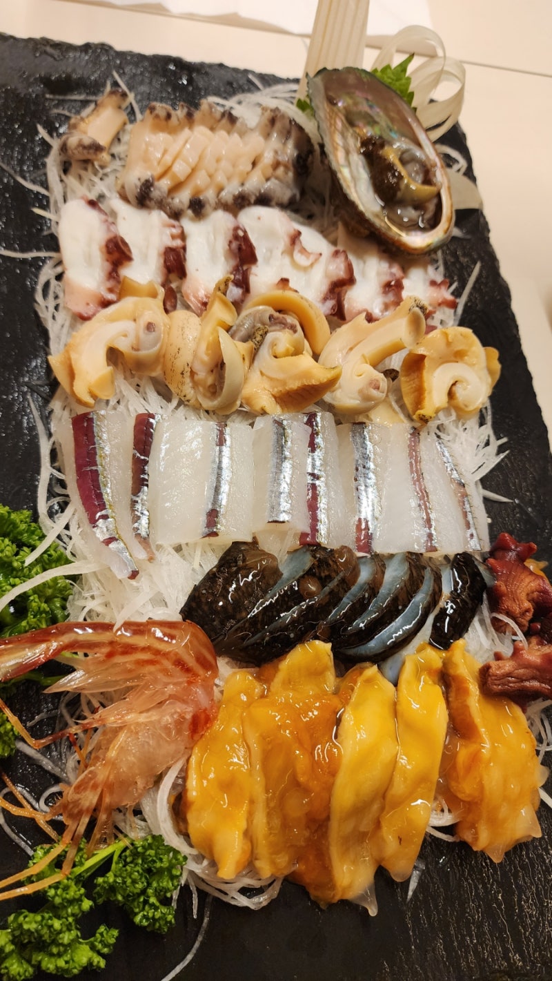 강원도 강릉 안목해변 바다로 간 해송