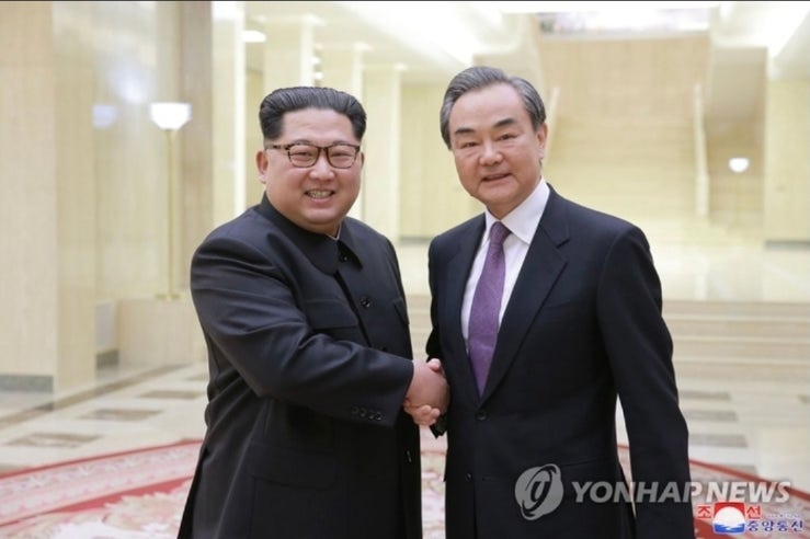왕이 <b>회담</b>, 북중 관계 강화 속 미중 <b>정상회담</b> 앞두고 <b>평양</b> 간... 