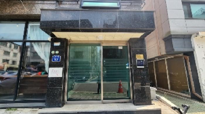  안양 동안구 관양동 동편마을 수익형 상가주택 경매 인덕원역 인근 대지 74평 3회 유찰로 감정가 대비 51% 반값 13억대 최저가 매매 급매 2025타경101096