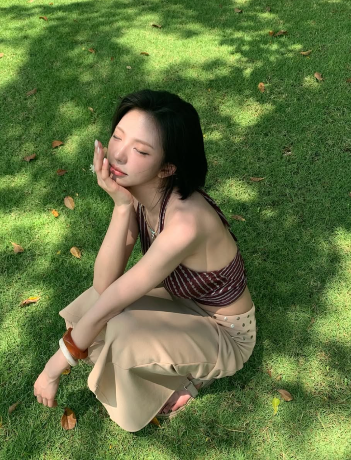  햇살 아래 가장 빛나는 그녀, 솔로지옥 김고은 UGG 샌들 코디