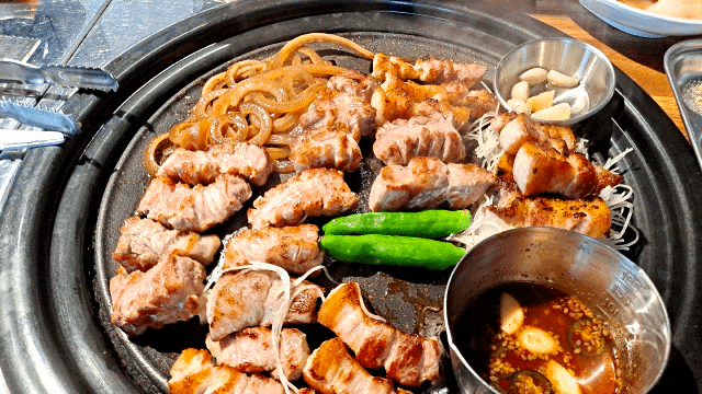  재송동 고기 맛집 찾으신다면? 주차 편하고 삼겹살과 채껍데기 환상 궁합에 고기 다 구워주는 공감식당 해운대구 재송동 본점이 정답!