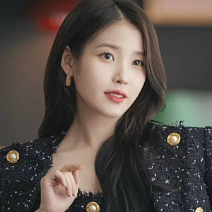 아이유 21세기 대군부인 착장 미쳤다 발망 트위드 자켓에 까르띠에 이어링까지 총정