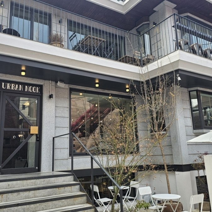  어반누크 성수, 뚝섬역 단독주택을 개조한 2층카페! 야외 테이블이 함께 있는 디저트와 커피 맛집 추천!