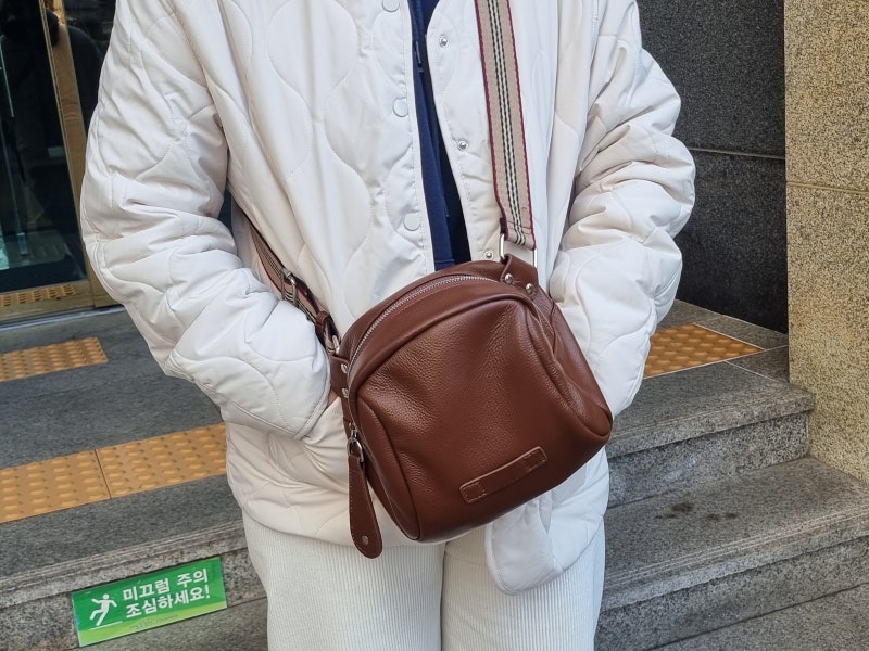 지젤백 여자가방 추천 데일리로 딱 좋은 가죽 크로스백 후기