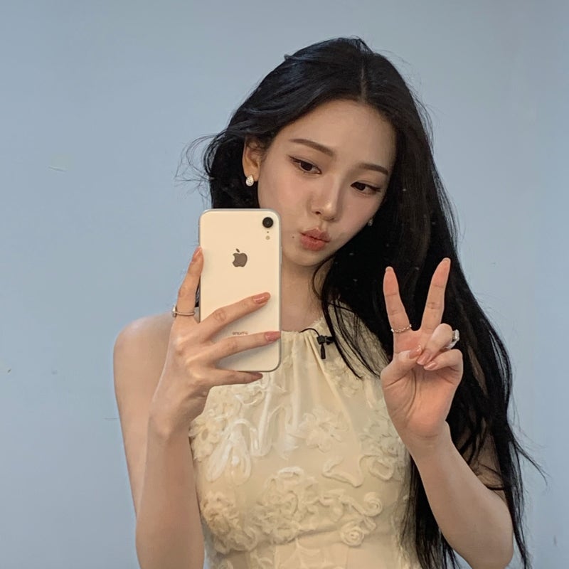 홀터넥만 입으면 얼굴에 여신 내리는, 카타리나 화이트 카리나의 천상계 인스타✨ (ft.신스덴....
