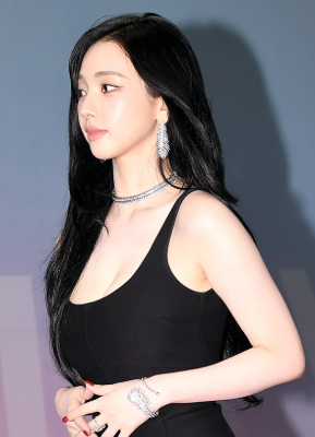  카리나, 가면 쓰고 돌발 입맞춤 무슨일?