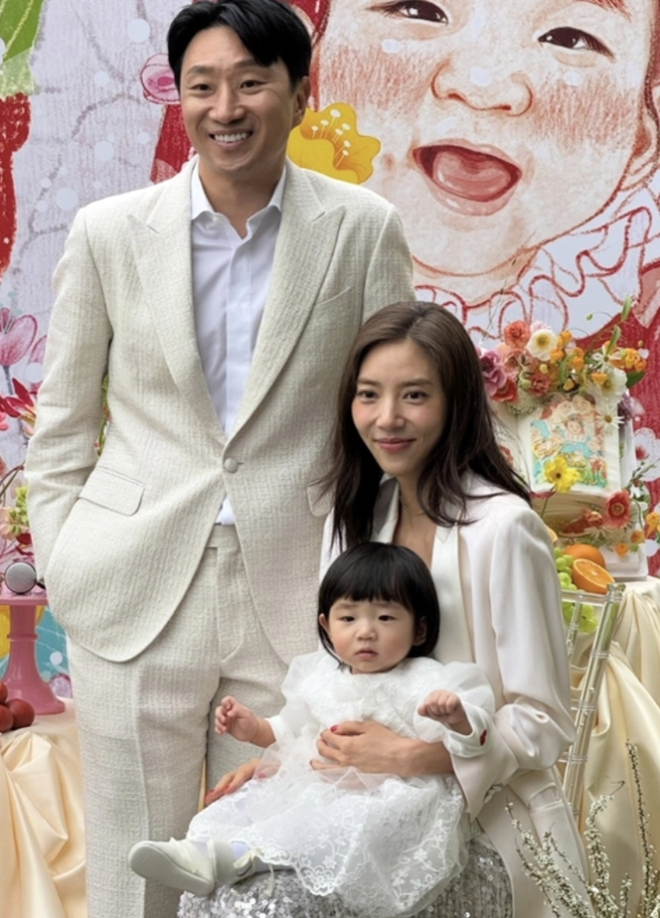   "돌잔치야, 결혼식이야?" 손담비, 딸 해이 첫 돌 맞아 역대급 비주얼 파티 공개