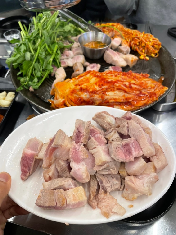  군산 수송동 할매솥뚜껑삼겹살 가성비 좋은 군산흑돼지 단체모임 3인모임 솥뚜껑 미나리 김치 콩나물 군산고깃집 내돈내산