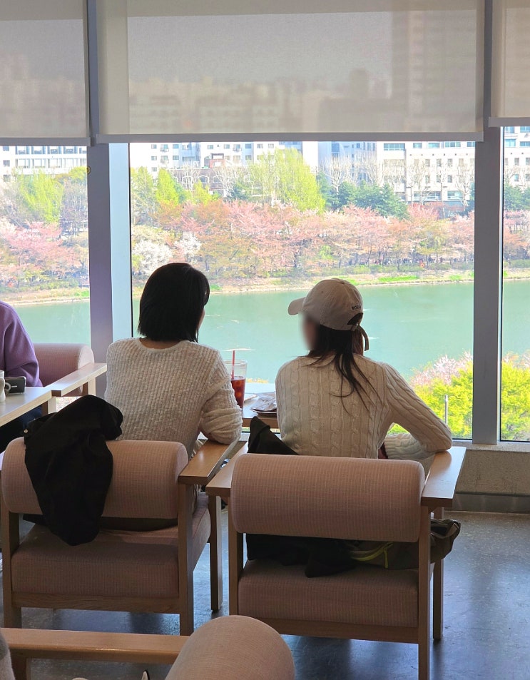 서울 잠실롯데월드몰 카페! 석촌호수뷰 롯데타워 대형카페 - 노티드 잠실롯데월드몰점