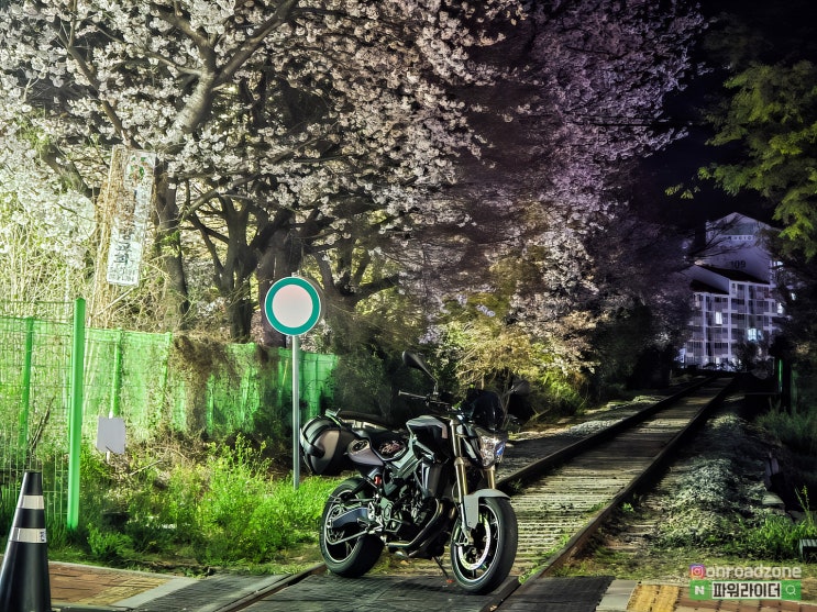  2026.04.02 조금씩 벚꽃이 저물어가던 진해경화역 밤바리. BMW F800R 과 진해선 경화역 철길안내소 야경