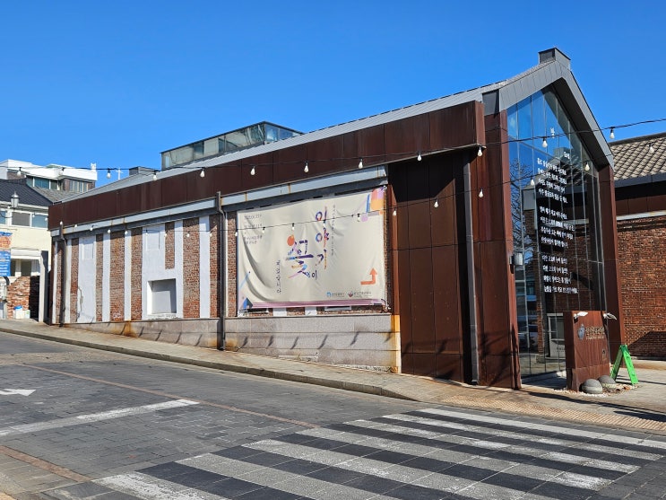  인천광역시 여행 (한국근대문학관 : 인천문화재단과 인천광역시가 함께 인천의 원도심인 개항장의 근대 창고 건물을 리모델링하여 만든 전국유일의 공공 종합문학관)