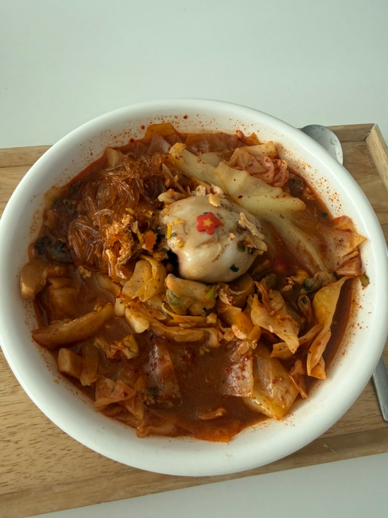 [점심한끼] 컵누들 열라면맛 해물짬뽕 만들기 | 집에서 냉털로 완성한 칼칼한 해장 국물
