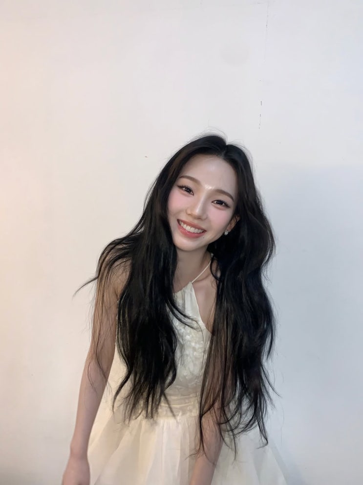  카리나, 순백 인형 비주얼에 딱 맞는 화이트 홀터넥 미니 원피스 코디