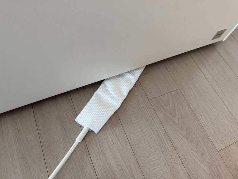 다이소 틈새 먼지털이 써보니 침대 밑 소파 밑 청소까지 한 번에 해결