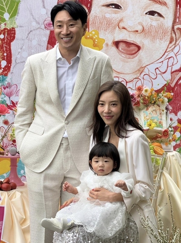 ‘이규혁♥’ 손담비, 딸 돌잔치인데 결혼식인 줄…웨딩급 드레스에 “기적이야”