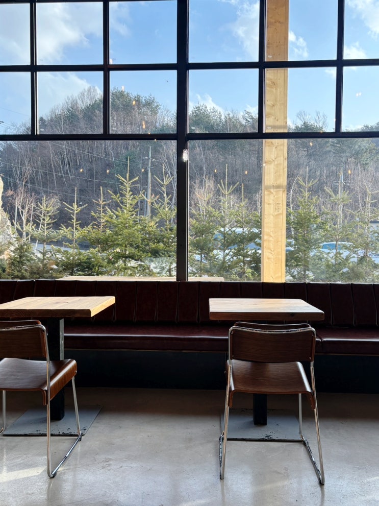  산장 분위기와 숲뷰가 매력적인 강원도 인제여행 코스 트리헌드레드 카페