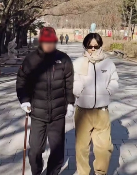   가수 이효리 부친상 안타까운 이별 속에 재조명된 애틋한 부녀 서사