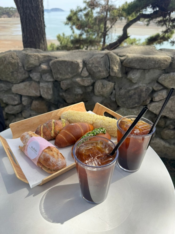  영흥도카페 오션뷰와 빵이 맛있는 대형카페 몰베이크(feat.애견동반 가능)