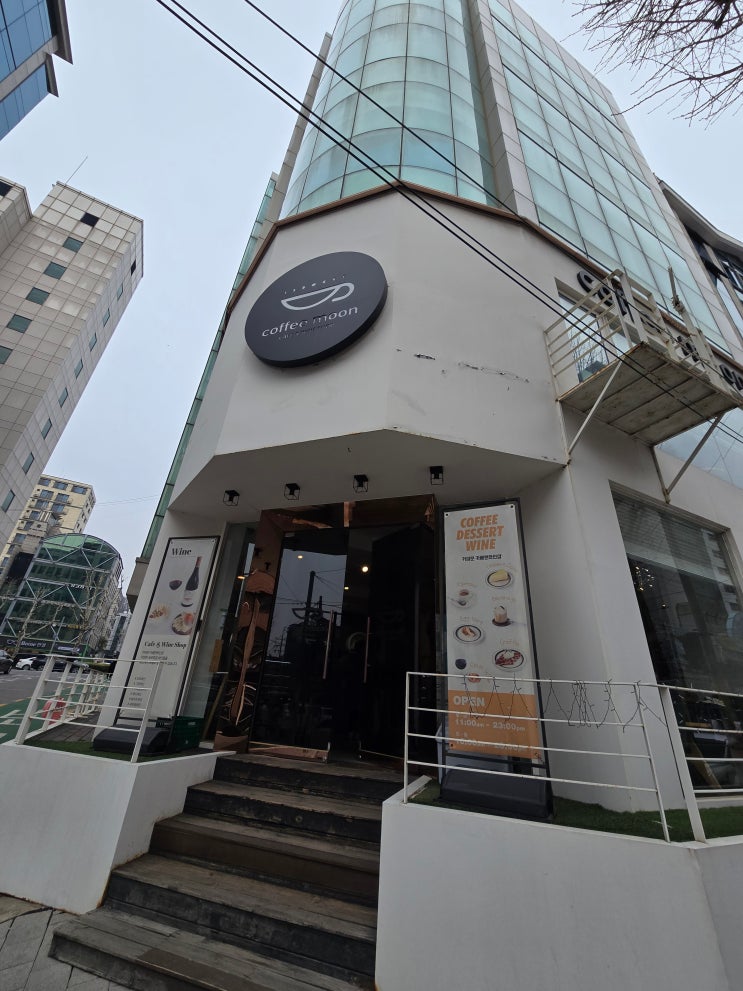  서울 와인샵 추천 '커피문' 낙성대역 카공하기 좋은 2층 대형 카페 후기