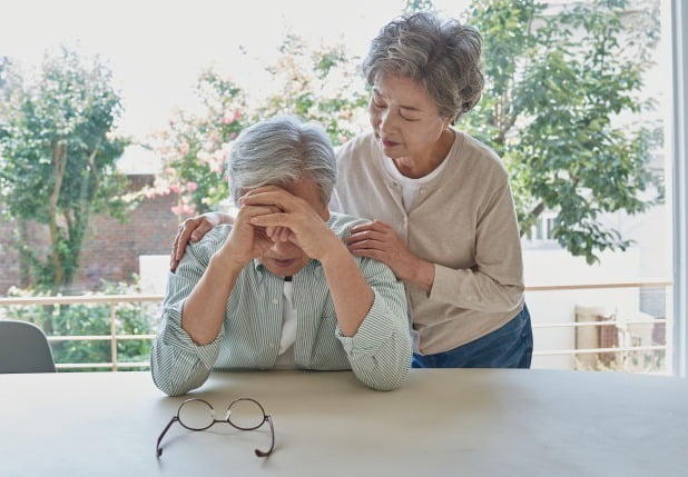 '아파도 어떡해요, 벌어야지'…노인이 노인 돌보는 나라