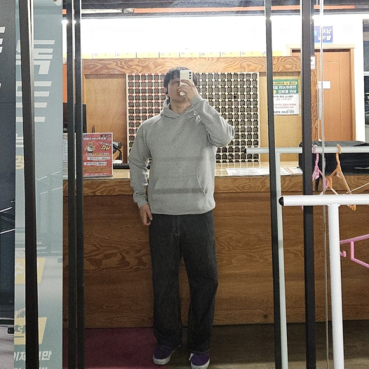 260413 남자 회색 후드티 흑청 와이드 청바지 코디