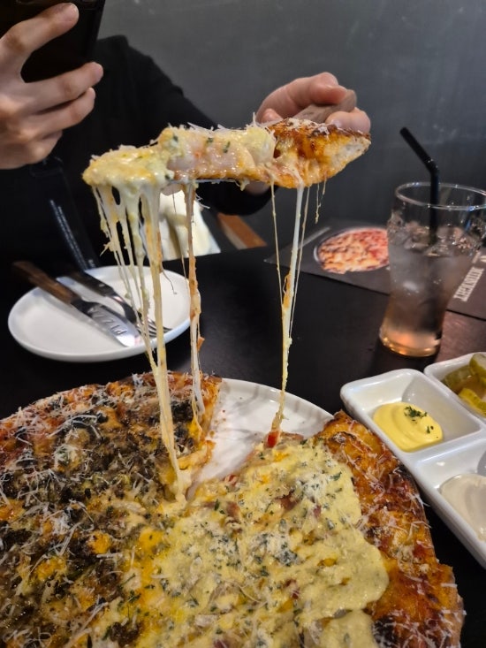  천안 터미널 근처 피자 맛집 추천! 치즈 폭포에 반하고 온 미드나잇피자 후기