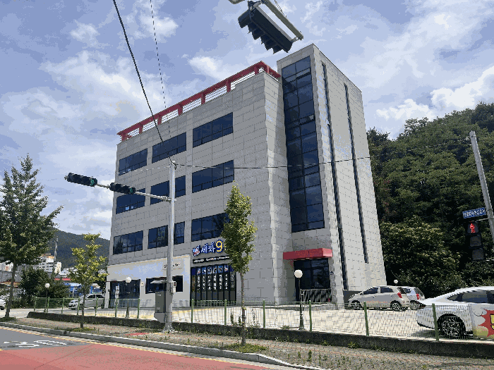 창녕 술정리 신축급 근린상가 빌딩 경매, 12억 원대 파격가로 사옥 및 수익형 자산 확보 기회! 경상남도 창녕군 창녕읍 술정리 242-6 2025타경10386(2)