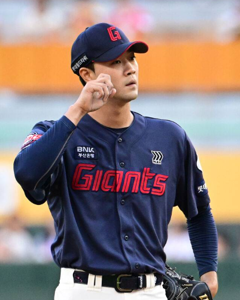 "160km 광속구 안통한다.. " 롯데 윤성빈 2군행, 'ERA 19.29' 찍고 붕괴한 이유