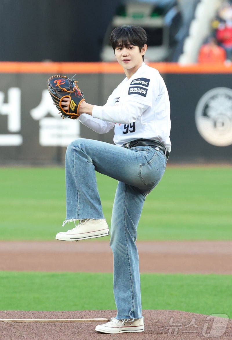 16년 만에 처음이라고? 하이라이트 양요섭·윤두준 KBO 시구, 과연 승리요정 될까?