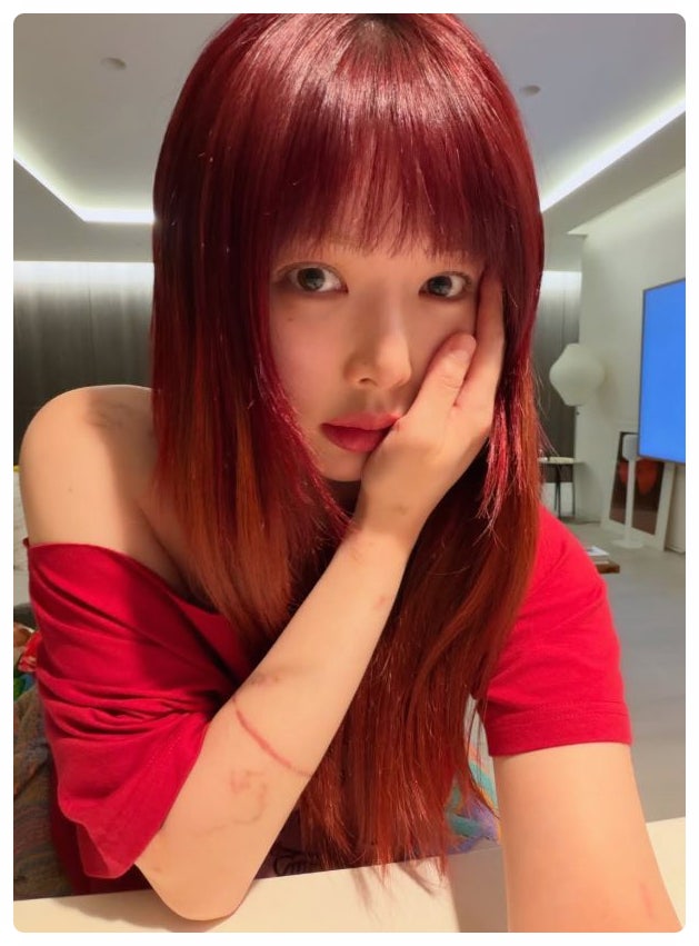 현아 리즈 갱신 근황, 레드 오프숄더로 완성한 완벽 비주얼 루머 종식