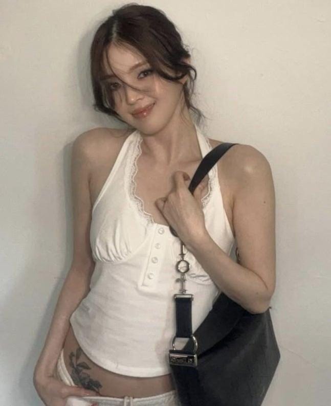 Han So-hee's appearance after full-body tattoo removal, surprising reveal of a hidden mark next to her hip bone