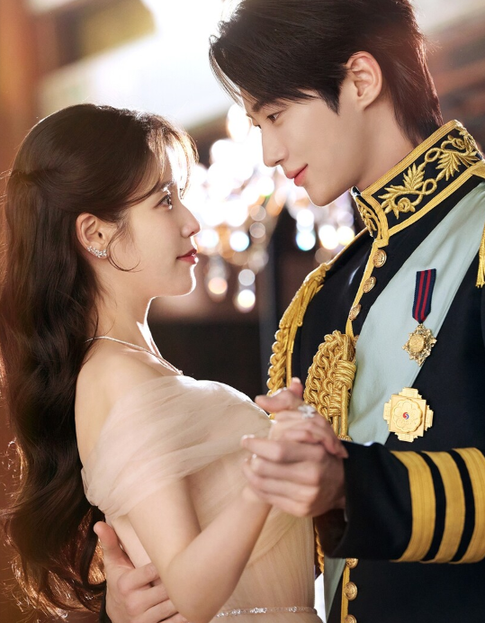아이유♥변우석, 키스신 "셀 수 없이 많이"…'코 촉촉' 비하인드 폭로