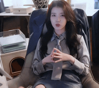  충주맨 자세 취하는 아이유.gif