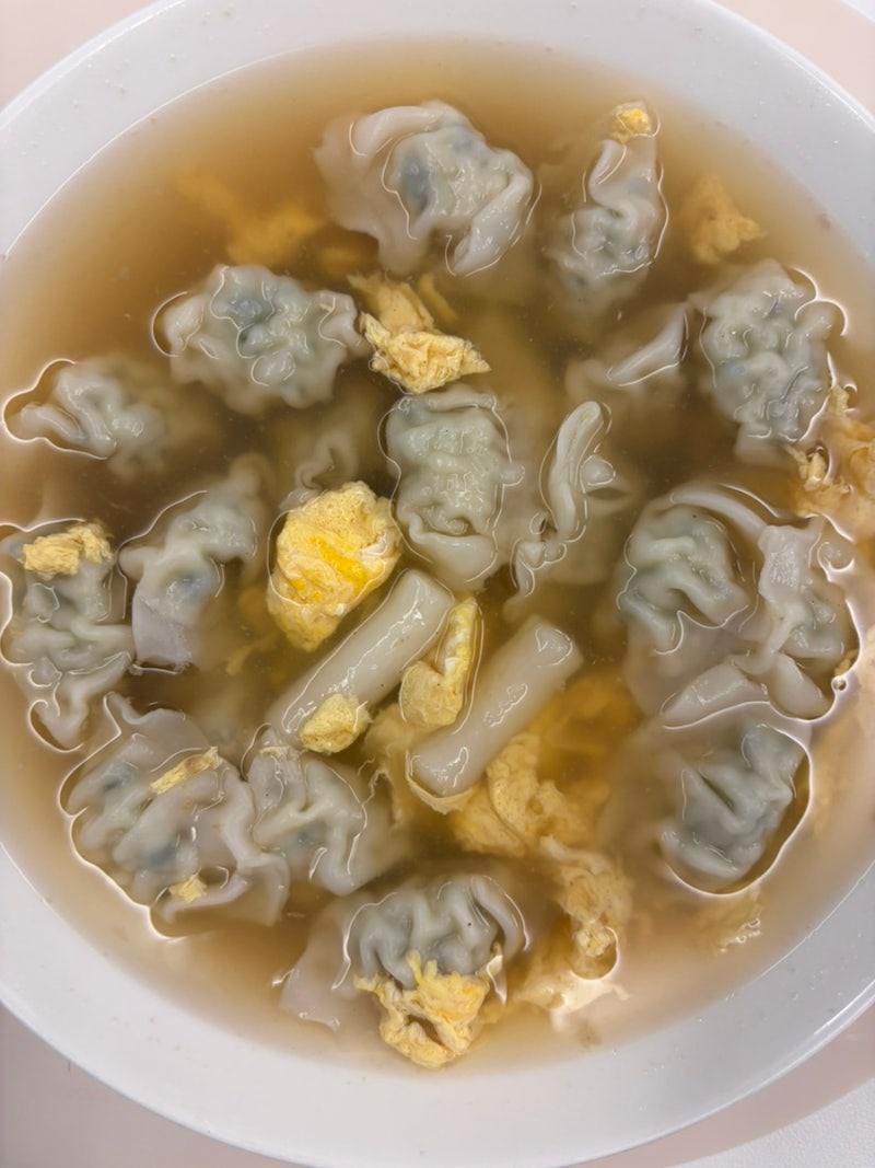 초등아침 5분 완성 | 냉동 물만두로 끓이는 초간단 만두국 레시피