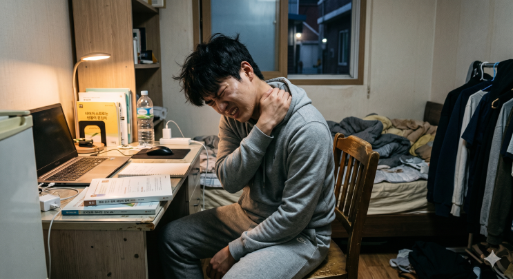  [은행사거리 한의원] 고개 돌리기조차 힘든 목·어깨 담 결림, 해결 방법은?