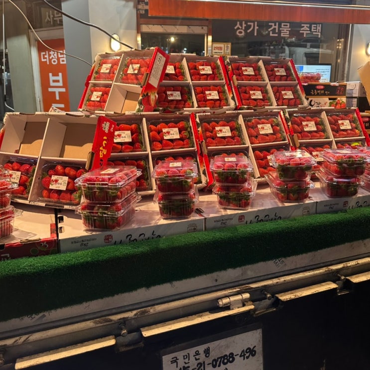 딸기시즌 막바지 산책하다 만난 팔천원의 행복 석촌역 딸기 트럭 두팩 팔천원 달달하고 맛있어서 추천.