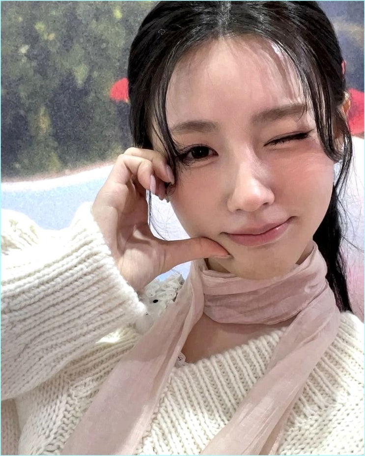  "봄옷 새로 사지 마세요" 밋밋한 코디 살려주는 셀럽들의 스키니 스카프 연출법