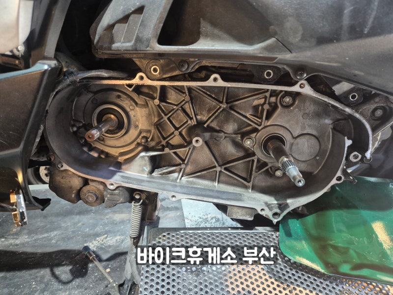 부산 혼다pcx 구동계 점검 후 드라이브 벨트 무브볼 플러그 교체