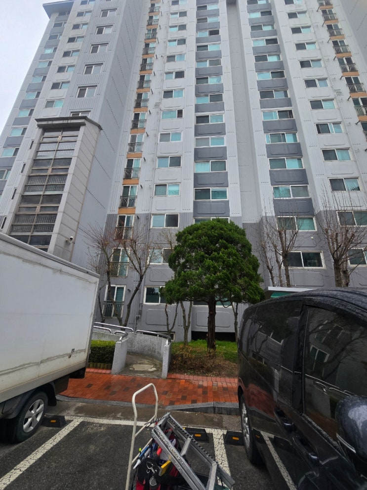  경기광주 삼동(고불로) 우나퍼스트빌 103동 전등교체 및 세면대 수전교체 작업 입니다.