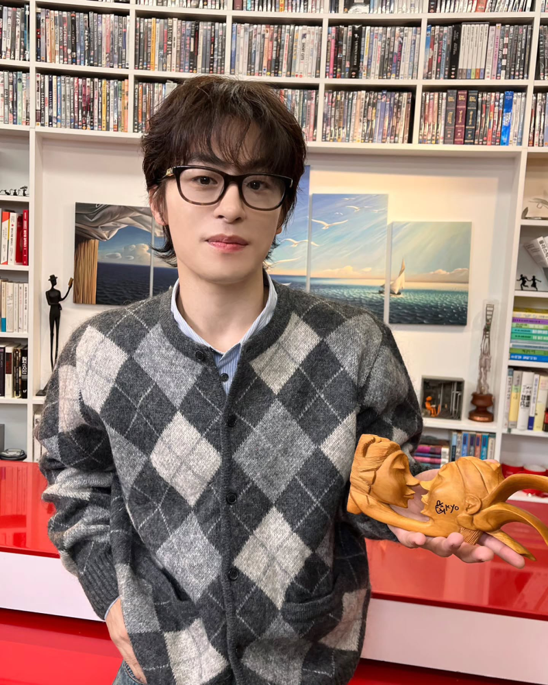 What are Goo Kyo-hwan's Glasses? A breakdown of Gucci GG2035OA: shape, material, size, and details