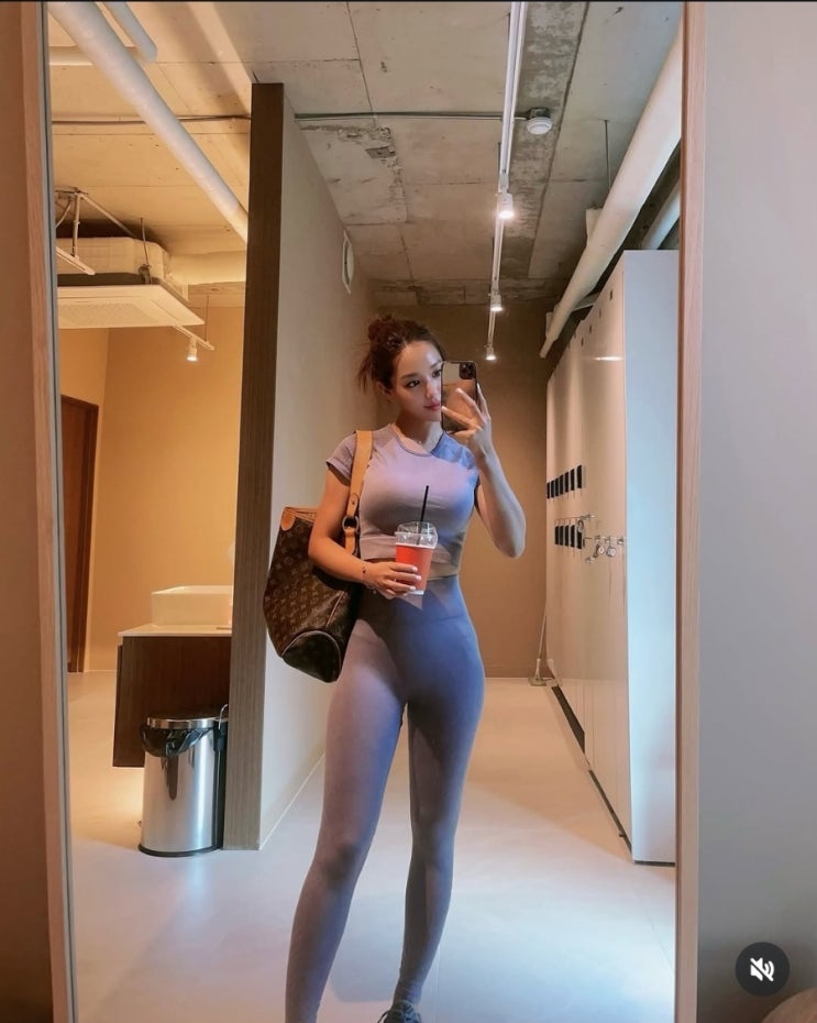  루이비통 딜라이트풀 가방과 매치한 김희정의 애슬레저룩 레깅스 코디!