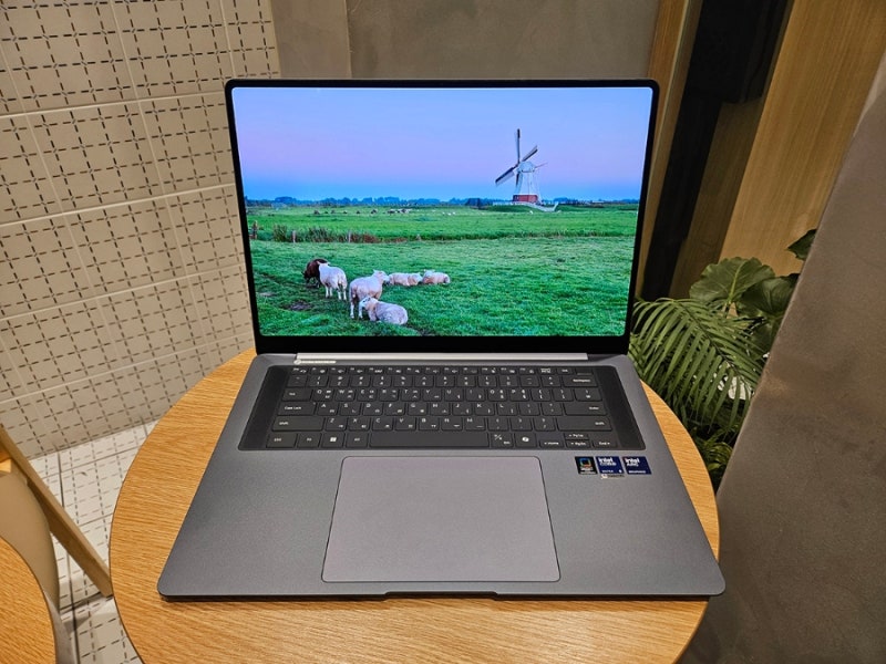 삼성전자 갤럭시북6 프로 NT960XJG-K52A 소개 | 32GB RAM과 16인치 AMOLED가 눈에 띄는 삼성 AI 노트북