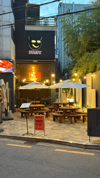 핌피 홍대점 ㅣ 단체모임 추천, 테라스 맛집, 소개팅/데이트 장소 추천(의자 왕편함)