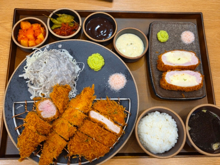  동교동맛집 돈까스 튀기는 형 홍대점 후기 (모둠카츠, 김치나베, 치즈·새우까지)