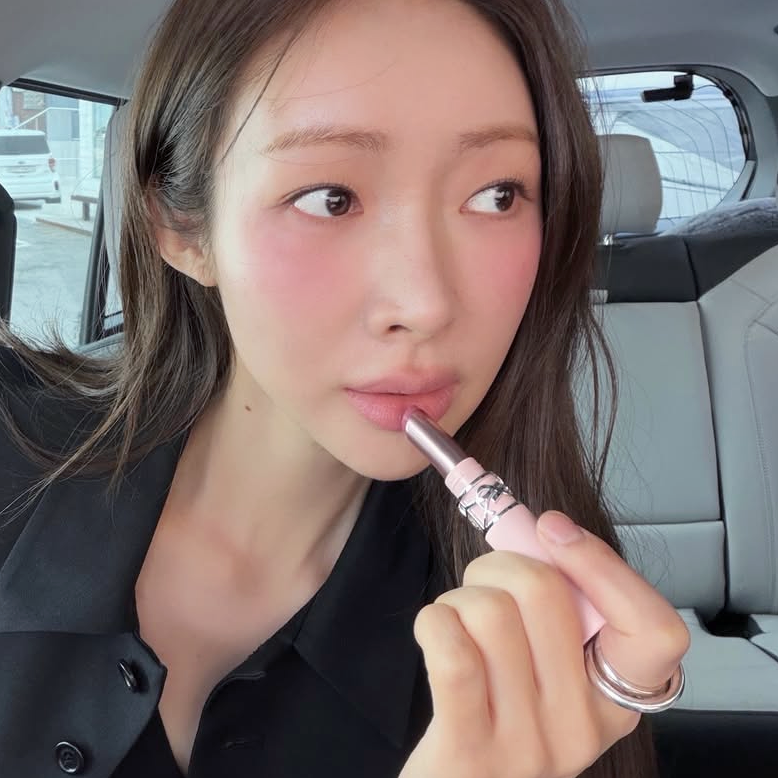 입생로랑 러브 누드 립 블러셔 차정원 애착 컬러는?