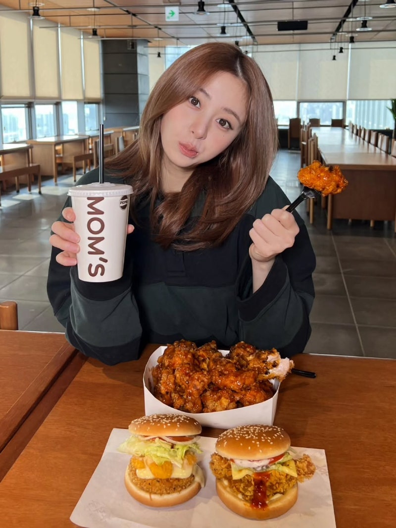 LE SSERAFIM Huh Yunjin's Instagram Update: April 17, 2026